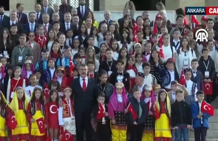 Anıtkabir’de 23 Nisan coşkusu: Bakan Tekin çocuklarla birlikte ziyaret etti