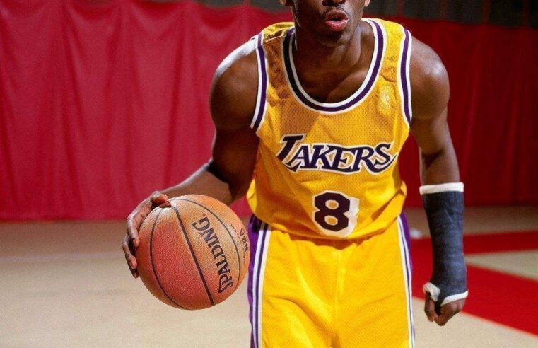 Kobe Bryant’ın ilk NBA forması rekor fiyata satıldı