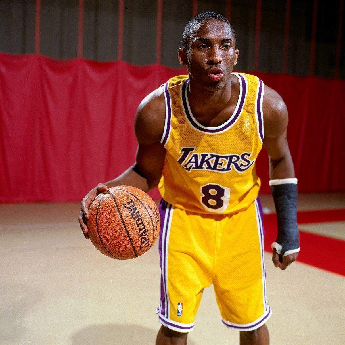 Kobe Bryant’ın ilk NBA forması rekor fiyata satıldı