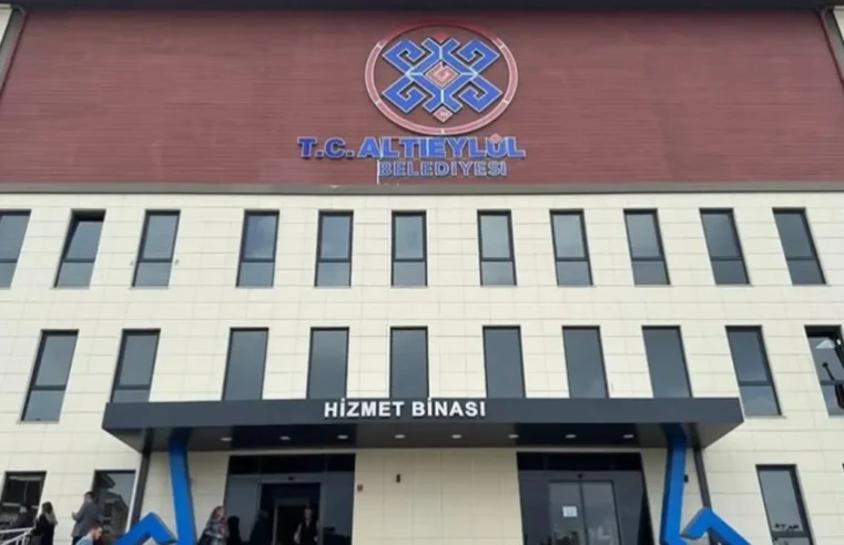 23 Nisan gösterilerindeki skandal erotik şova tepkiler çığ gibi büyüyor! Faturayı başkan yardımcısına kesti…