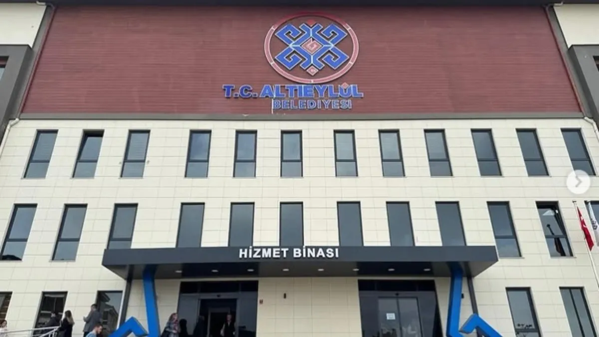 23 Nisan gösterilerindeki skandal erotik şova tepkiler çığ gibi büyüyor! Faturayı başkan yardımcısına kesti…