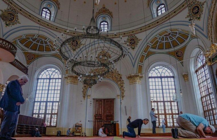 Pencereleri kapısından büyük camiye yoğun ilgi: Restorasyonunda altın kullanıldı