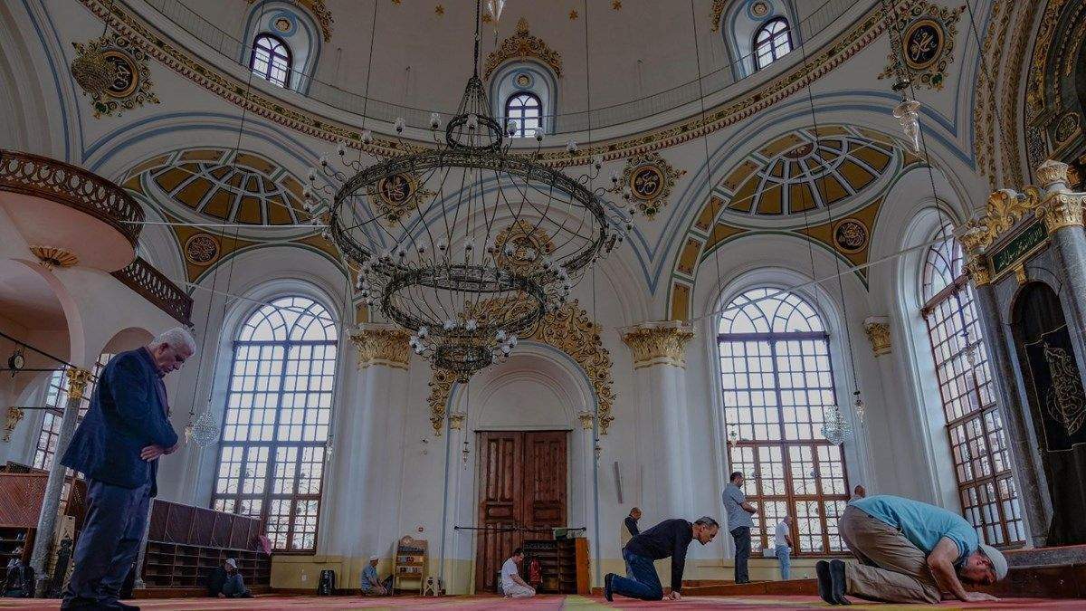 Pencereleri kapısından büyük camiye yoğun ilgi: Restorasyonunda altın kullanıldı