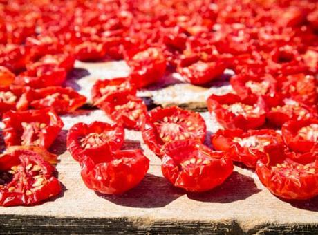 Domatesi, biberi şipşak kurutuyor! Güneş olmasa da olur, kışın ‘oh be’ dedirtiyor