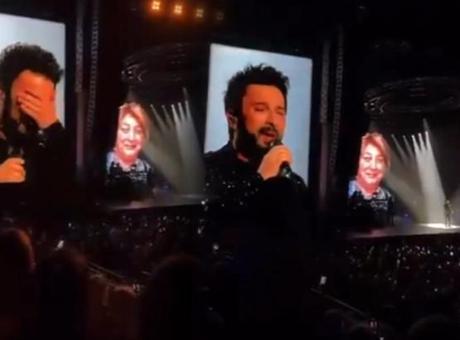 Tarkan annesini kaybettikten sonra ilk kez sahnede! En sevdiği şarkıyı söyledi gözyaşlarını tutamadı