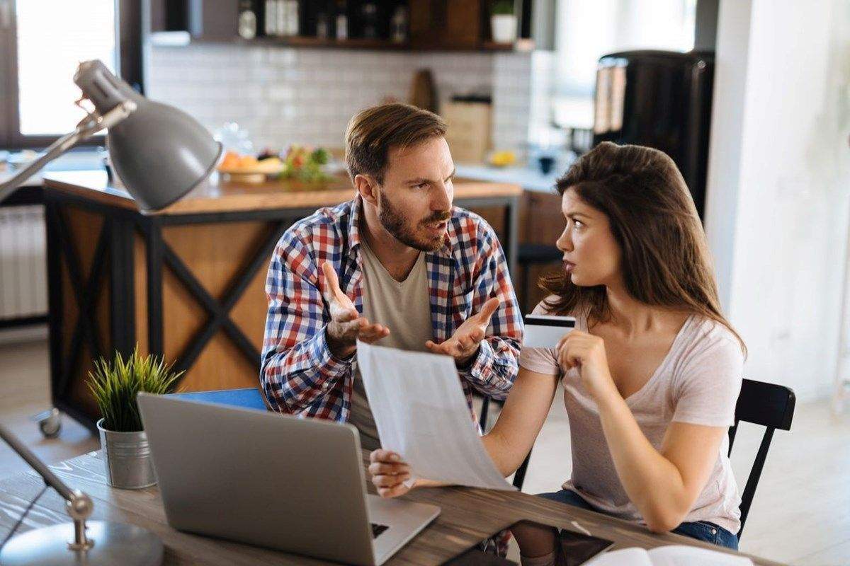 Partneriniz sizden para saklıyor mu? 8 soruluk test