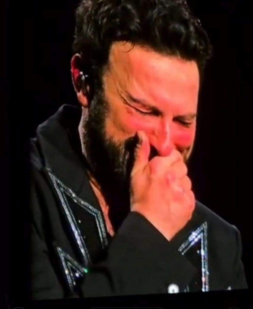 Tarkan sahnede gözyaşlarına boğulmuştu: Acım acınız oldu