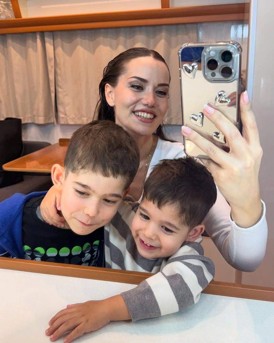 Fahriye Evcen ve oğullarından karavan pozları