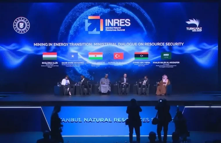 Turkuvaz Medya ev sahipliğindeki dev zirvede imzalar atıldı! Bakan Bayraktar: Türkiye küresel aktör olma yolunda