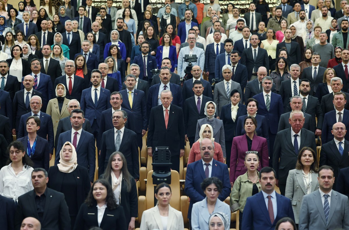 Erdoğan: Görevi kötüye kullananların gözünün yaşına bakmayız