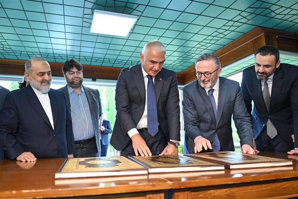 HAT SANATININ KALBİNE ZİYARET: BAKAN ERSOY İSTANBUL MUSHAFI’NI İNCELEDİ