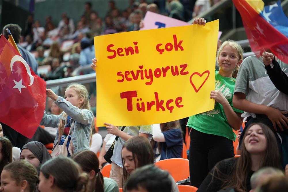 5 BİN ÇOCUK, TEK BİR DİL: TÜRKÇE