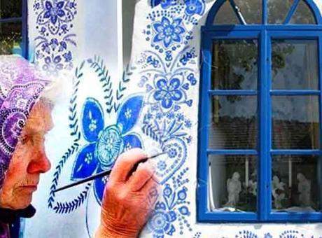 60’ında ressam, 98’inde duvar başında! İs lekesini örtüyor, boyası köfte yağından