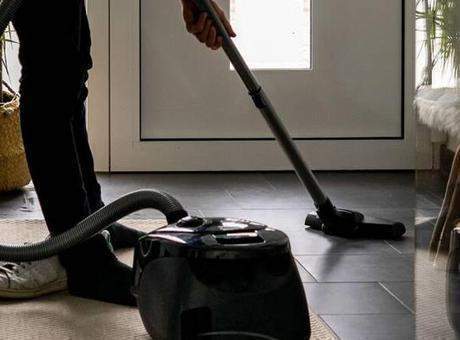 Ev işi yapıp fit kalmak mümkün! Süpürgeyle bol bol kalori yakın, daha iyisi yok