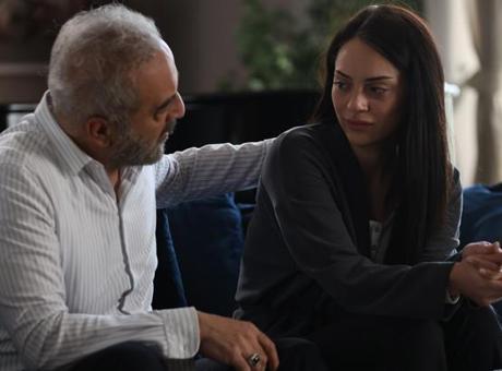 Azem’in kızı Nehir de edebiyatçı çıktı
