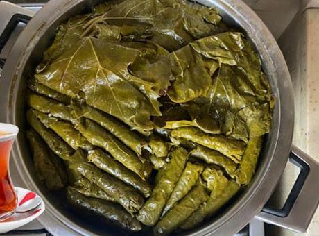 Çay bardağıyla pişen yaprak sarmanın tadı olay! Tencerenin ortasına koyun