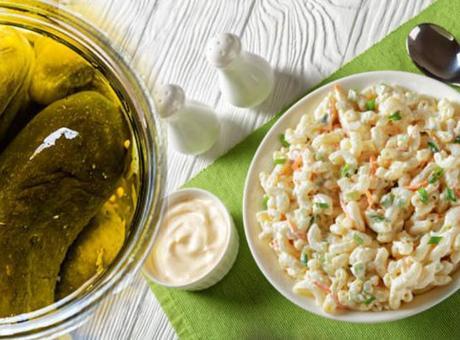 Makarna salatasında turşu suyuyla fark yaratın! Tatlar karışmıyor, lezzet şöleni