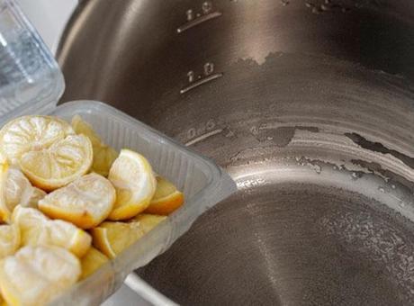 Yaz içeceği değil, temizlik sihri! Buzlu limonla musluklar parlıyor, kirece son