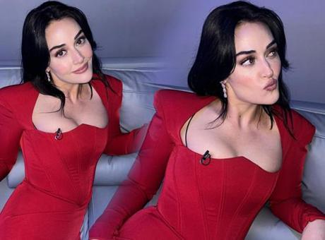 HABERLER: Esra Bilgiç kırmızı elbisesiyle Instagram’ı yaktı geçti