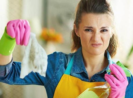 Geçmeyen kötü ev kokusuna son! Süpürgeliklerde saklanıyor, köpürtmek çaresi