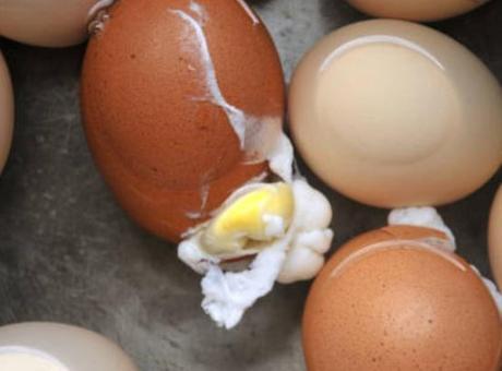 Yumurtalar haşlarken patlamasın! 1 çay kaşığı ekleyin, kabuk bile çatlamıyor