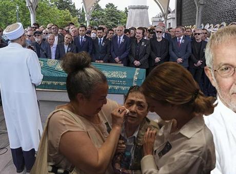 Usta sanatçı gözyaşlarıyla uğurlandı! İlhan Şeşen toprağa verildi
