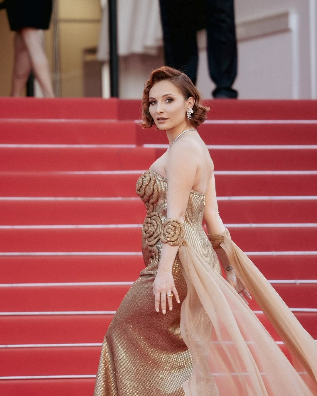 Başak Gümülcinelioğlu Cannes’da: Kırmızı halıda bebek sürprizi
