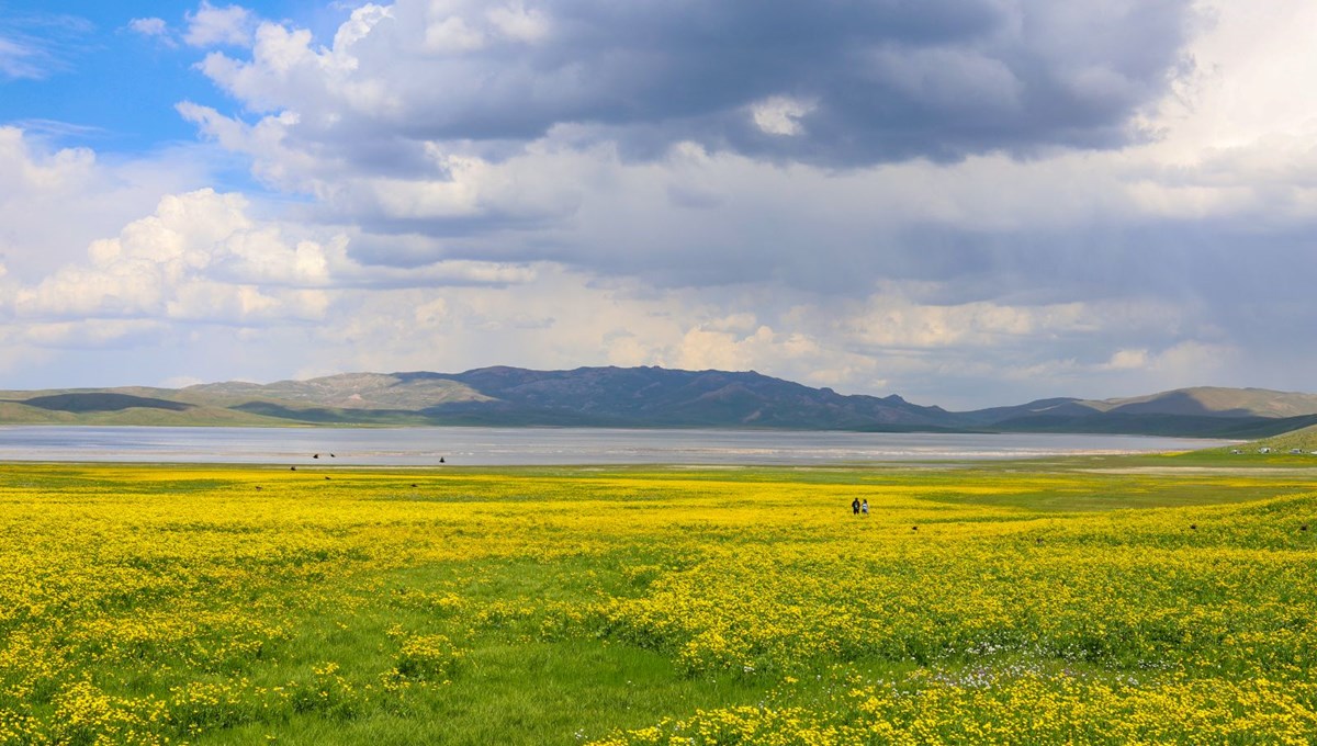 Keşiş Gölü ziyaretçileri eşsiz manzaranın tadını çıkarıyor