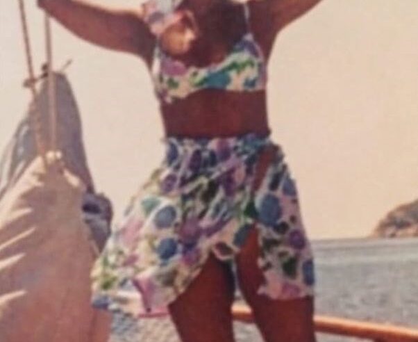 Nilgün Belgün takipçilerini geçmişe götürdü: Bu fotoğraf Marmaris’te çekildi (Ünlülerin çocukluk ve gençlik halleri)