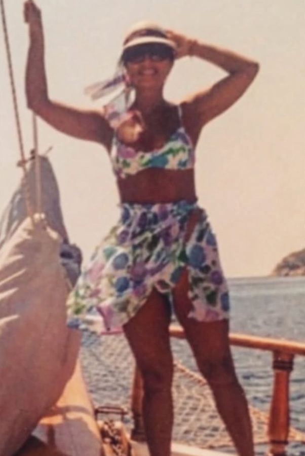 Nilgün Belgün takipçilerini geçmişe götürdü: Bu fotoğraf Marmaris’te çekildi (Ünlülerin çocukluk ve gençlik halleri)