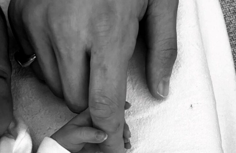 Melisa Aslı Pamuk ile Yusuf Yazıcı, oğullarının yüzünü ilk kez gösterdi
