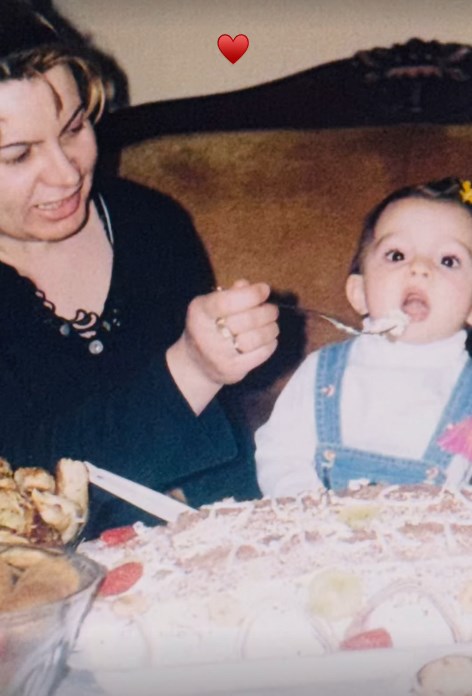 İrem Helvacıoğlu takipçilerini geçmişe götürdü (Ünlülerin çocukluk ve gençlik halleri)