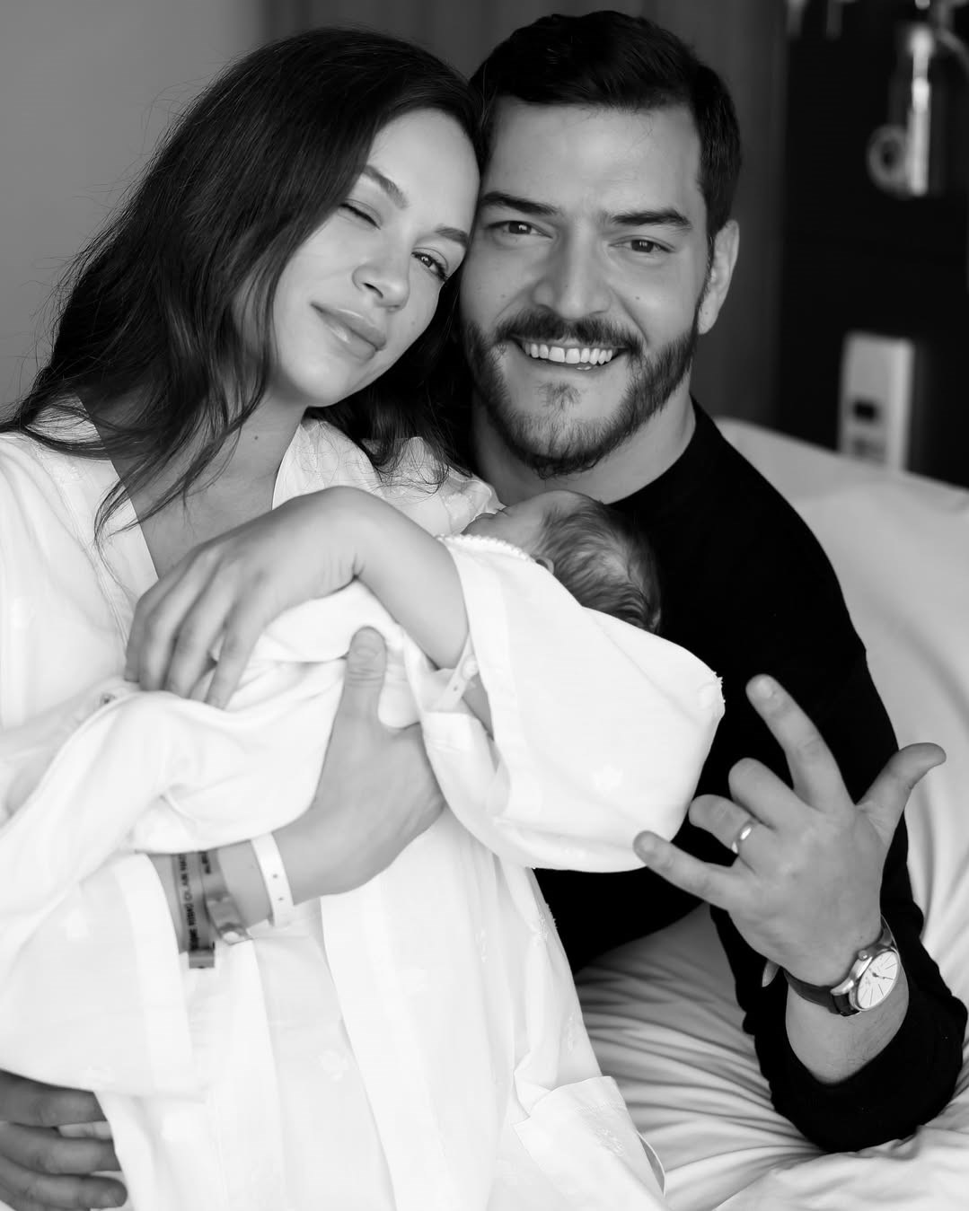 Buse Arslan ve Çağrı Şensoy’dan kızları Yaz ile ilk kareler