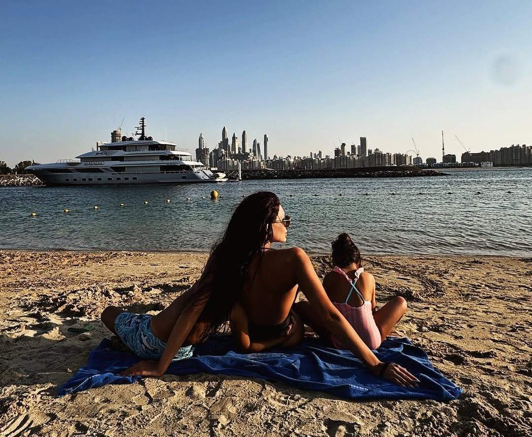 Almeda Abazi Dubai’den paylaştı: Ailece tatil keyfi
