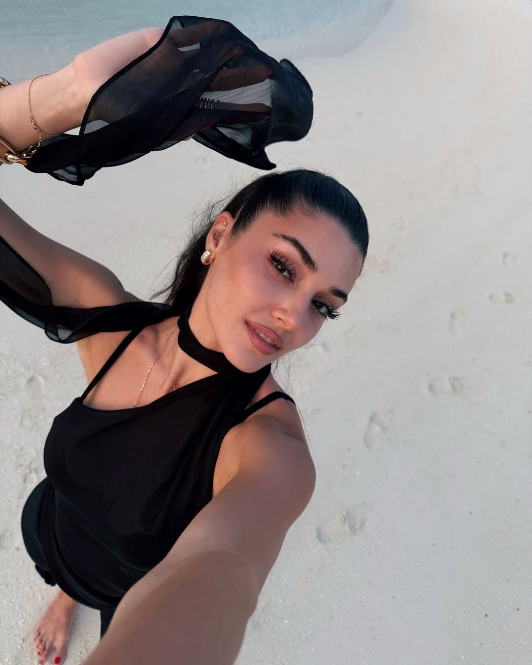 Hande Erçel ile Hakan Sabancı’dan Maldivler pozu