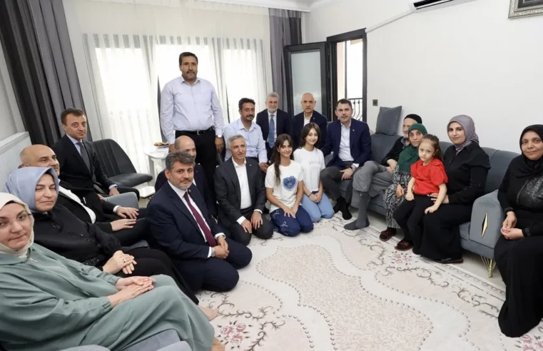 Bakan Kurum’dan depremzede aileye ziyaret! “Her ev huzura kavuşana kadar yanınızdayız”
