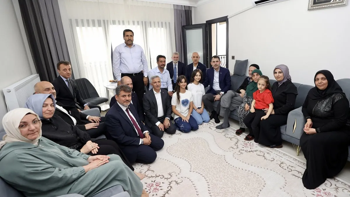Bakan Kurum’dan depremzede aileye ziyaret! “Her ev huzura kavuşana kadar yanınızdayız”