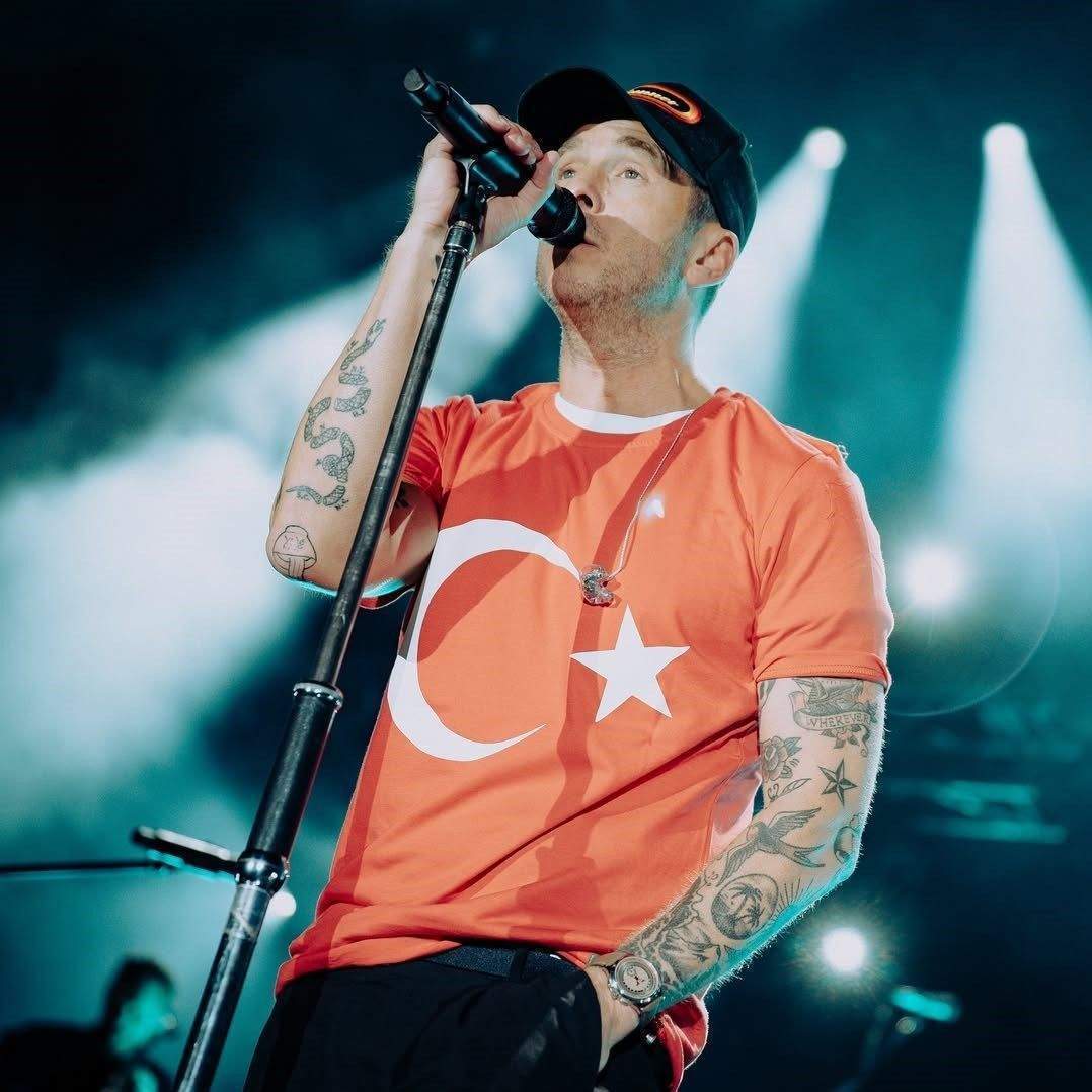 OneRepublic İstanbul’da: Ryan Tedder’dan Türk bayraklı tişört sürprizi
