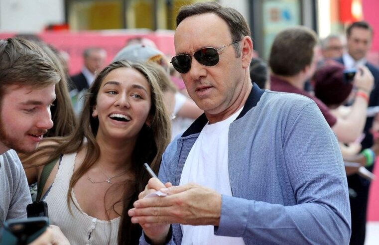 Hollywood’a resmen geri döndü! Kevin Spacey artık yönetmen koltuğunda