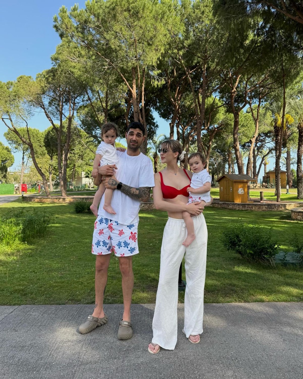 Yasemin Şefkatli ve İdo Tatlıses ikiz oğullarıyla tatilde
