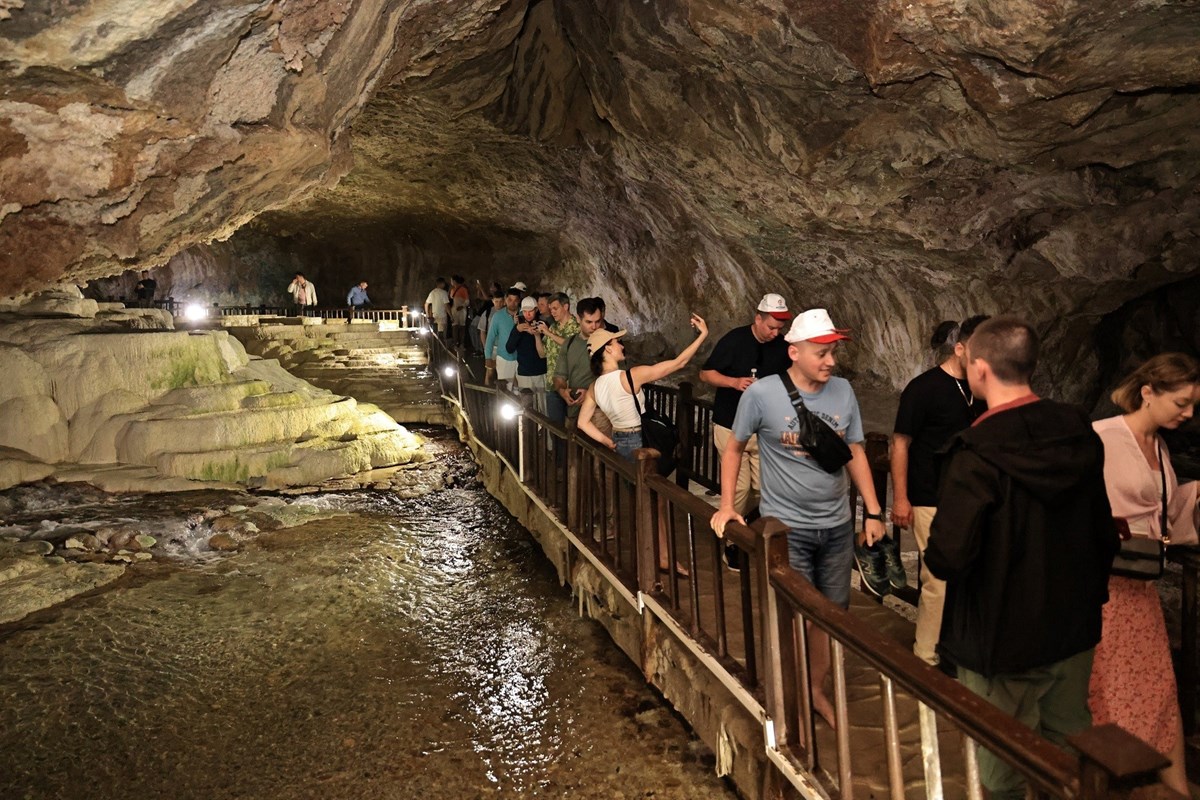 Dünyaca ünlü Kızıl Ordu Korosu, Pamukkale’ye hayran kaldı