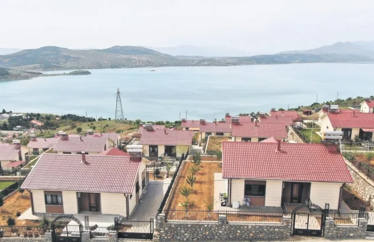 Göl manzaralı deprem konutları tatil beldelerini aratmıyor