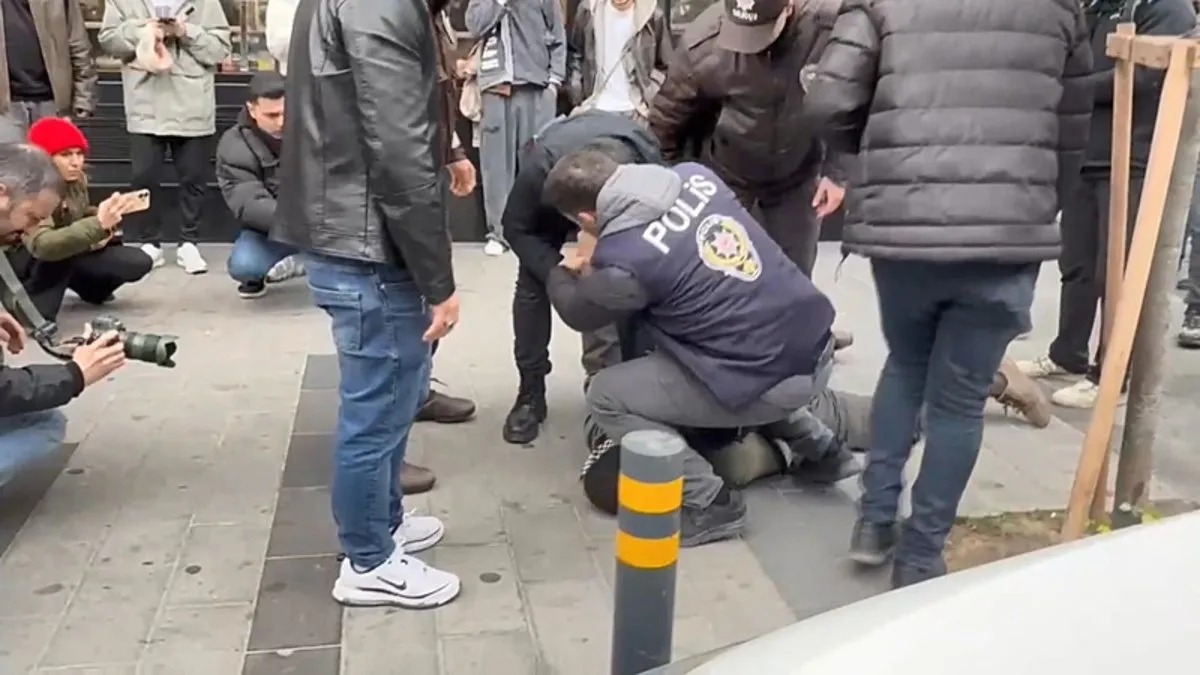 Mecidiyeköy’de üzerinden makas çıktı; kendisini ‘Burun kıllarımı alıyorum’ sözleriyle savundu