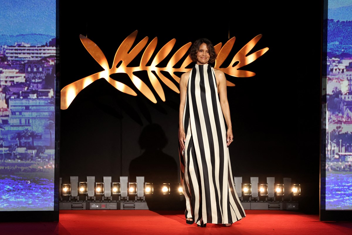 Kıyafet yasağına uydu! Halle Berry elbisesini değiştirmek zorunda kaldı