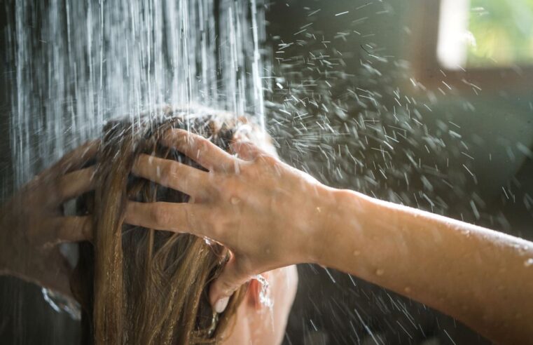 Banyo sonrası parmaklarınız neden buruşur? Nedeni sıcak su değil