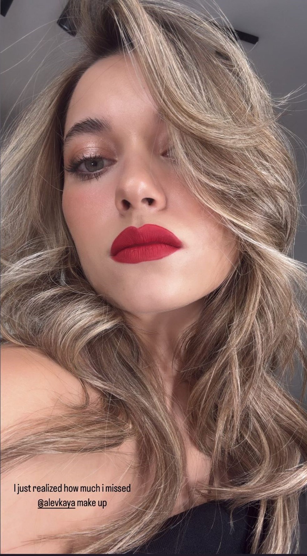 Afra Saraçoğlu’ndan set pozu
