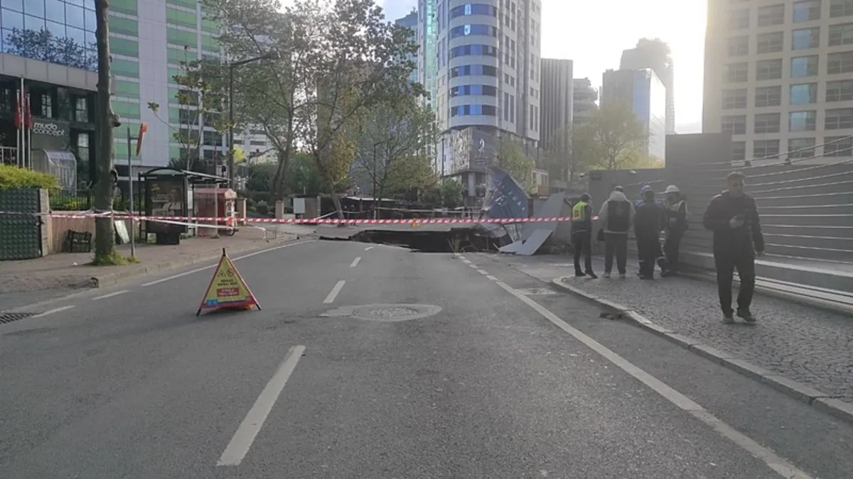 Sarıyer’de yolda çöktü: Yol trafiğe kapatıldı