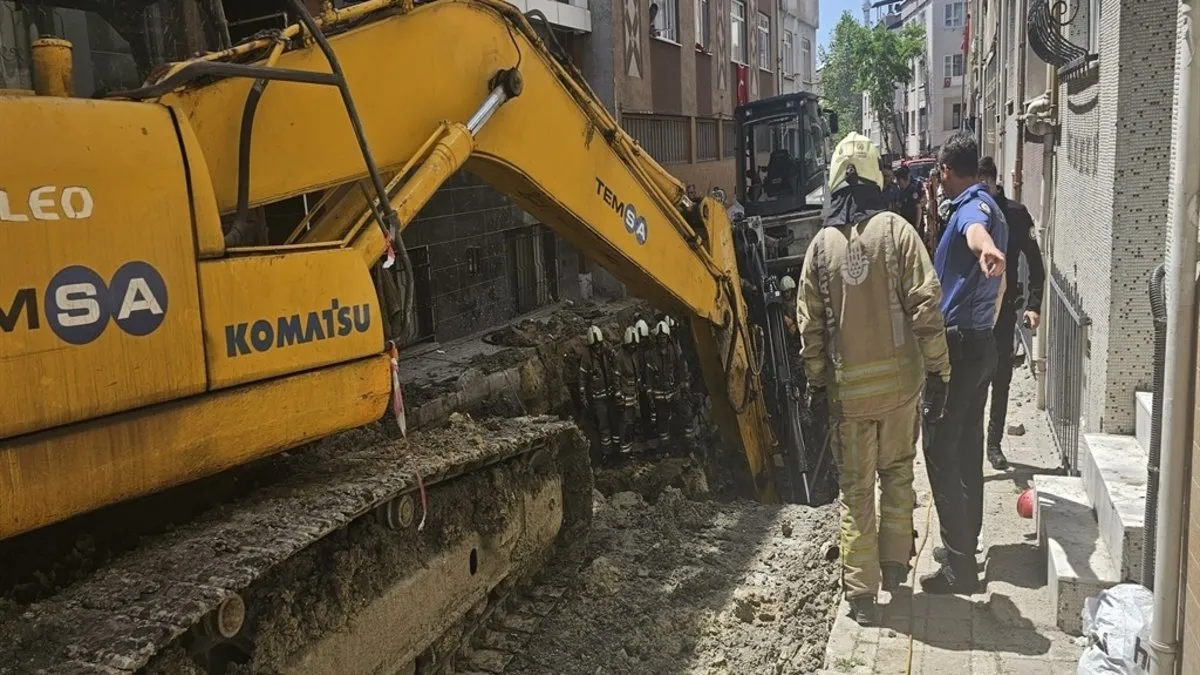 SON DAKİKA | İSKİ’nin kanalizasyon çalışmasında yol çöktü!