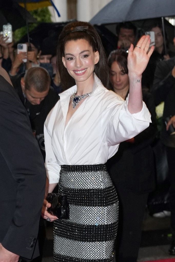 Estetik iddialarıyla gündeme gelen Anne Hathaway Met Gala’da: Son haline yorum yağdı