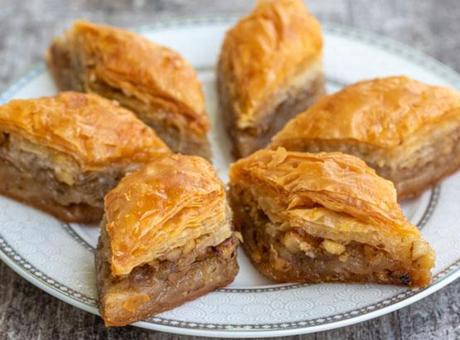 Bayramda hazırını unutturacak! Malzemesinden şerbetine kıyır kıyır ev baklavası tarifi